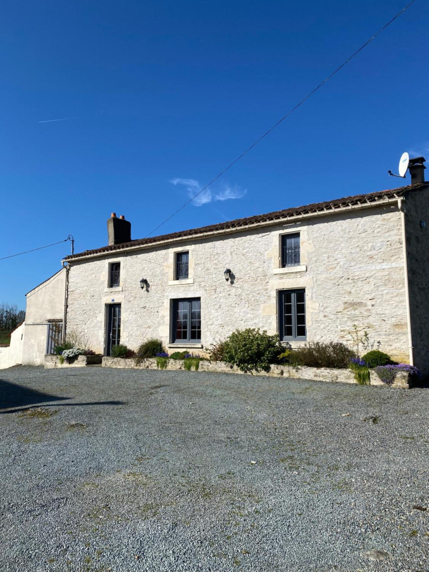 Les Puvinieres Guest House Breuil-Barret Exterior photo